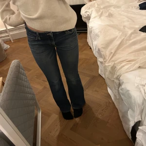 Blå, low waist, bootcut jeans - Super snygga blå, low waist, bootcut jeans.💞Jag är 165 ish som referens💞 Midjemått: ca 40cm tvärsöver  Innebenslängd: ca 75cm