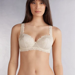 Beige spets-bh - Elegant beige bh från intimissmi med vacker spetsdetaljering. Den har breda axelband och en mjuk kupa för extra komfort. Perfekt för en stilren look. Storlek: 75D