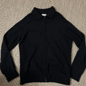 Marinblå tröja med dragkedja från These Glory Days - Marinblå tröja från These Glory Days storlek XL. Skriv om du undrar något. Mvh Simon 