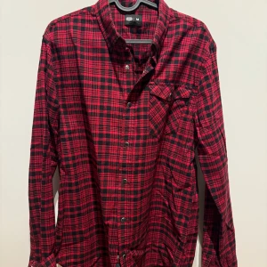 Flanellskjorta Crocket - Storlek M  - Flanellskjorta från Crocker i storlek M. Bra kvalité och stadga i skjortan. Sparsamt använd.