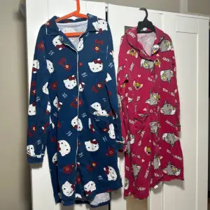 Säljer två mysiga pyjamasar med roliga motiv! Den blåa har ett Hello Kitty-mönster med röda blommor och rosetter, medan den rosa har ett Tom & Jerry-mönster med hjärtan. Båda är långärmade och perfekta för en chill kväll hemma. De har knappar framtill och praktiska fickor.