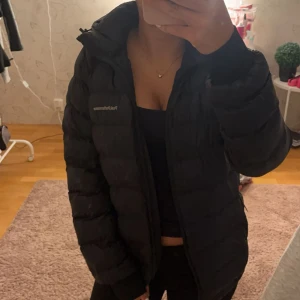 Äkta Svart Peak Performance jacka! - Säljer nu min fina fina Peak Performance jacka eftersom jag vill köpa en ny nu till vintern. Den är knappast använd då jag har haft två jackor förra vintern och då kom denna inte till användning. Den är i storlek 164-168. Pris kan diskuteras!