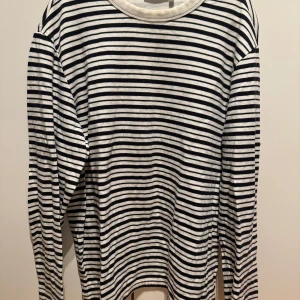 Randig långärmad tröja - Weekday - storlek 5 - Randig långärmad tröja från Weekday. Sparsamt använd och lite tjockare i tyget med bra stadga. Färgen är vit och marinblå. 