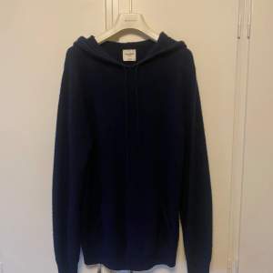 Hej, säljer en fin cashmere hoodie från John Henric. Den är fortfarande i bra skick, men har blivit nopprig men går att ta bort med en nopp bortagare. Det är storlek S. Jag köpte den för 1700kr. Den är din för endast 990kr.  Har du några frågor är de