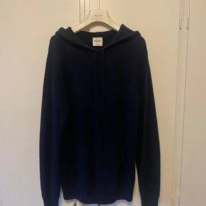John Henric Kashmir hoodie - Hej, säljer en fin cashmere hoodie från John Henric. Den är fortfarande i bra skick, men har blivit nopprig men går att ta bort med en nopp bortagare. Det är storlek S. Jag köpte den för 1700kr. Den är din för endast 990kr.  Har du några frågor är de
