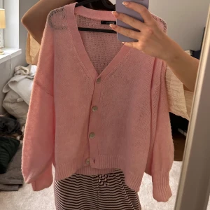 Rosa stickad kofta  - Från Gina Tricot  Använd fåtal gånger , lite tunnare skönt att slänga över sig 