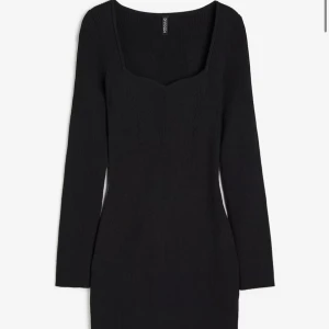 Långärmad Bodycon HM - Långärmad Svart Bodycon från HM i storlek M. Använd vid 2 tillfällen. Kontakta vid behov av fler bilder.