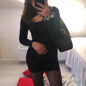 Kort klänning  - Svart kortklänning från New Yorker i storlek 34. 