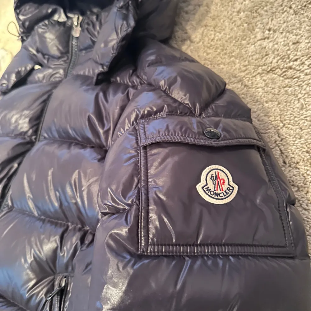 Moncler maya storlek 4 motsvarar L/Xl  Skick 9/10 som ny med kvitto dustbag hängare. Pris 8899kr. . Jackor.