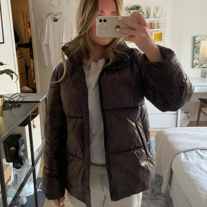 Mango jacka - Så snygg puff jacka från mango!! Köpt för ungefär 600kr 