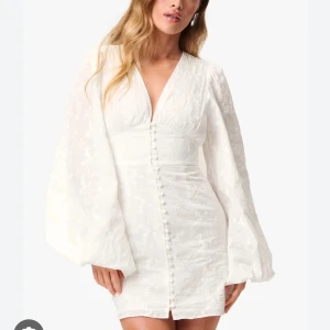 Studentklänning - Florence dress från Adoore i strl 34, finns inte kvar på hemsidan. Endast använd på min studentdag, nyskick❣️