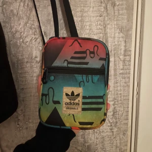Adidas axelväska - En normal adidas axelväska