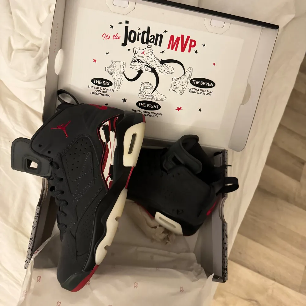 Supersnygga jordans i storlek 36 1/2 o kanon skick då de inte kommit mycket till användning. Denna färgen verkar vara slutsålt nu, köpta på zalando för runt 2100kr 🩶 Kvitto finns! mitt pris är förhandlingsbart vid rimligt pris 🩶 . Skor.