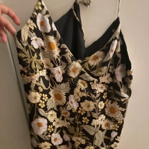 Blommig topp - En fin blommig fest topp. Använt fåtal gånger. Storlek XS men passar S