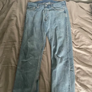Ljusblå straight jeans från weekday - W 31 L 32, mycket bra skick knappt använda