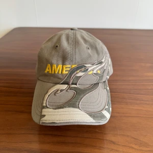 Vetements x Reebok Amerika keps - Sällsynt vetements x reebok keps  Riktigt bra skick men jag har klippt av tvättlappen Kvitto finns