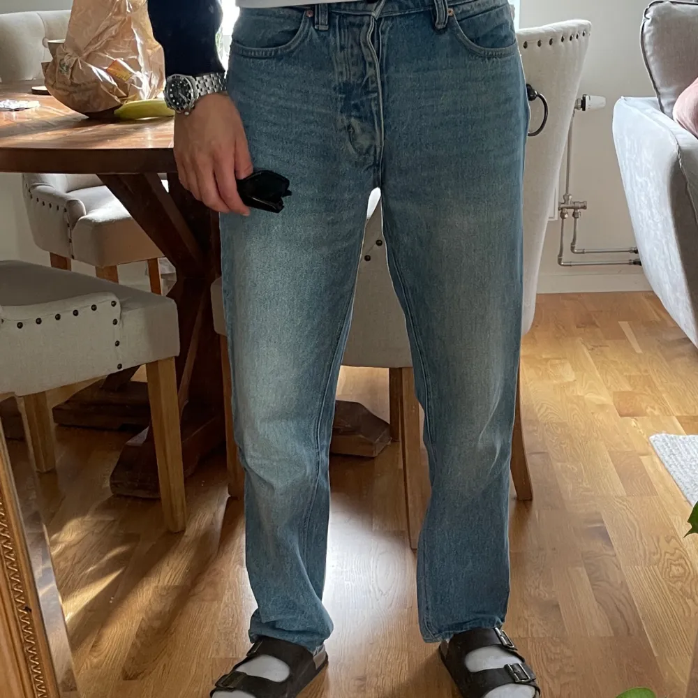 Tjenixen! Säljer ett par jeans från NEUW som är sparsamt använda.  Storlek 31/32.  Raka jeans!  Nypris 1299:-. Jeans & Byxor.