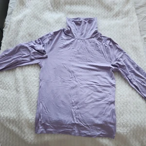 Turtle neck tröja - Lila turtle neck tröja som är helt oanvänd, storlek M från ginatricot.