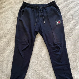 Tommy Hilfiger sweatpants - Tommy Hilfiger Sweatpants unisex  Storlek Medium (M)  Pris: 350kr