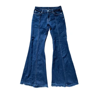 Lågmidjade bootcutjeans mörkblå - Så otroligt snygga jeans med mycket bootcut! Har fått mycket komplimanger av dem💞 Liten fläck vid ena benet Midjemått: 37cm tvärsöver Innerbenslängd: 82cm Midjehöjd: 25cm Köpte de i våras för 700kr