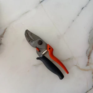 Sekatör LÖWE 8109 - Märke/modell: LÖWE 8109 Avancerad och stark sekatör med roterande handtag vilket gör det smidigt att klippa i olika vinklar. Nypris: 851 kr.