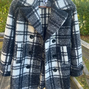 kappa -  Svart-vit, medellång/lång kappa, perfekt för höst- och vinterväder. 