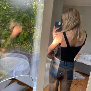 Manchester/jeans - Jättesnygga jeans som tyvärr blivit för små. De är både Manchester och jeanstyg och är utsvängda . Är i jättebra skick ❤️bara skriva om ni har några frågor