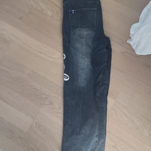Southpole byxor - Riktigt feta southpole byxor, jag har köpt dem second hand men använda bara fåtal gånger av mig. Stl 34 men sitter super baggy. 