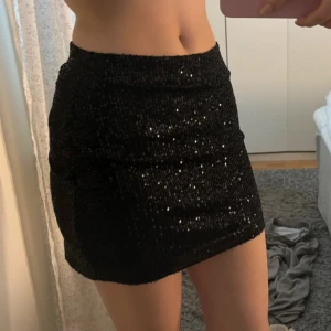 Minikjol - En minikjol från stradivarius med paljetter över hela. Den är storlek M men väldigt liten i storleken så passar som en S. Liten på mig tyvärr och bara använd två gånger.