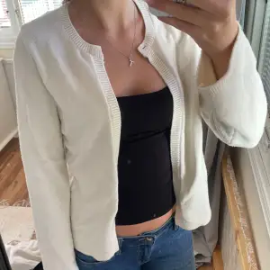 One button knit offwhite cardigan från Gina Tricot. Säljs för att den inte kommer till användning. Har en knapp högst upp. Nypris: 360kr. Skriv vid frågor!