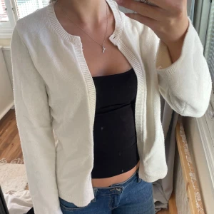 Stickad vit kofta från Gina  - One button knit offwhite cardigan från Gina Tricot. Säljs för att den inte kommer till användning. Har en knapp högst upp. Nypris: 360kr. Skriv vid frågor!