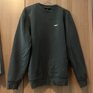 Skön sweatshirt från obey  - Färg:grön  Storlek:S Märke: obey  Kvalite: mycket bra, inga märken(som oanvänd). Pris:250+frakt 