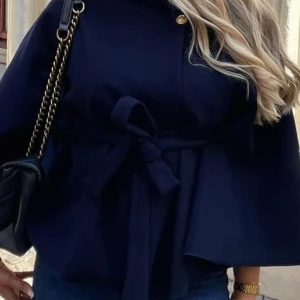 Missay poncho - Säljer denna poncho i marinblå, lite använd men inga ”defekter” . 