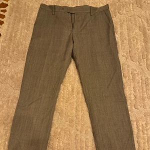 Kostymbyxor  - Gråa kostymbyxor. Använda 1 gång