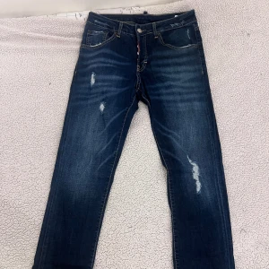 Dsquared2 jeans  - Sköna oxh snygga jeans till salu från Dsquared2 till salu, använt 4-5 gånger. Säljer jeansen för att dom har blivit för små på mig då jag har gått upp i vikt. För mr bilder skriv i chatten.