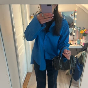 Blå skjorta - Jättefin oversized blå skjorta. Aldrig använd