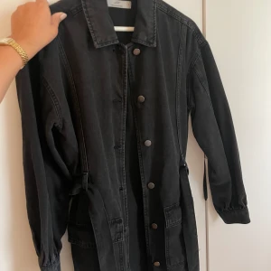 Grå jeansjacka med knut - Grå jeansjacka med Knut i midjan, lagom lång helt oanvänd. Köpt på Vero Moda, från JDY. Pris kan diskuteras vid snabb affär