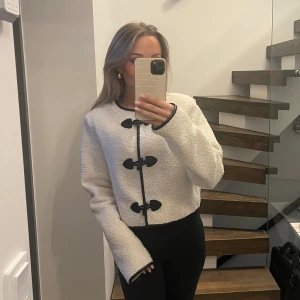 Teddy jacka - Superfin Teddy jacka från Gina. Nästan aldrig använd så i superfint skick🫶🏼Slutsåld på hemsidan💗