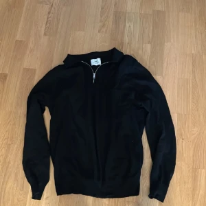 Kashmirblend halfzip - Half zip i kashmirblend som är otroligt snygg och bekväm. 8/10 skick.