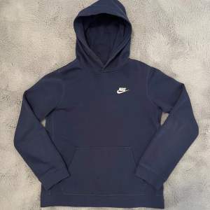 Skön Nike hoodie i färgen Navy. Modellen på hoodien är XL och passar perfekt för personer som vanligtvis har XS eller S. Perfekt till hösten.