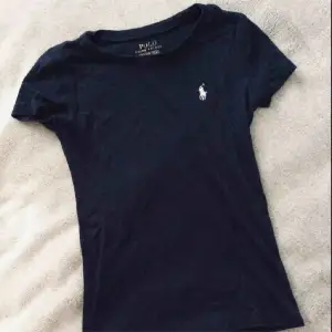 Söker en Ralph lauren t-shirt en storlek xs/s i fint skick