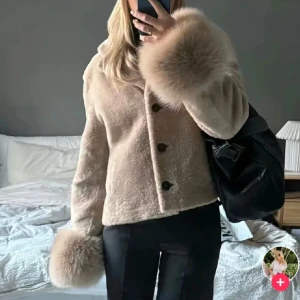 SÖKER meotine  - Söker denna meotine jacka. Hör av dig om du säljer eller vet någon som kan sälja. 🤍