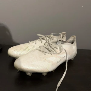 Adidas predator fotbollsskor - Säljer dessa fotbollsskor ifrån adidas i storlek 43. De är modellen Adidas predator Elite och nypris ligger på 2899kr mitt pris är 499kr. De är endast använda 3 månader så skicket är fortfarande bra.