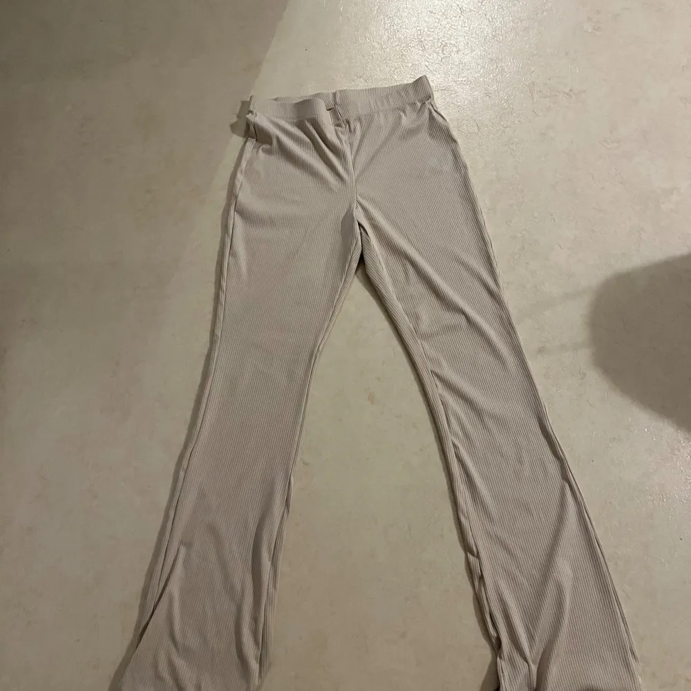 6 par byxor  mjukisar, leggings & jeans blandade  3 av dem är helt nya inte använda  Från h&m, ginatricot, shein och Andy (För sista paret skriv för bild)  Rangvis storlekar (efter bilderna):  36 M XL L M S  För enskilt par ge ett prisförslag. Jeans & Byxor.