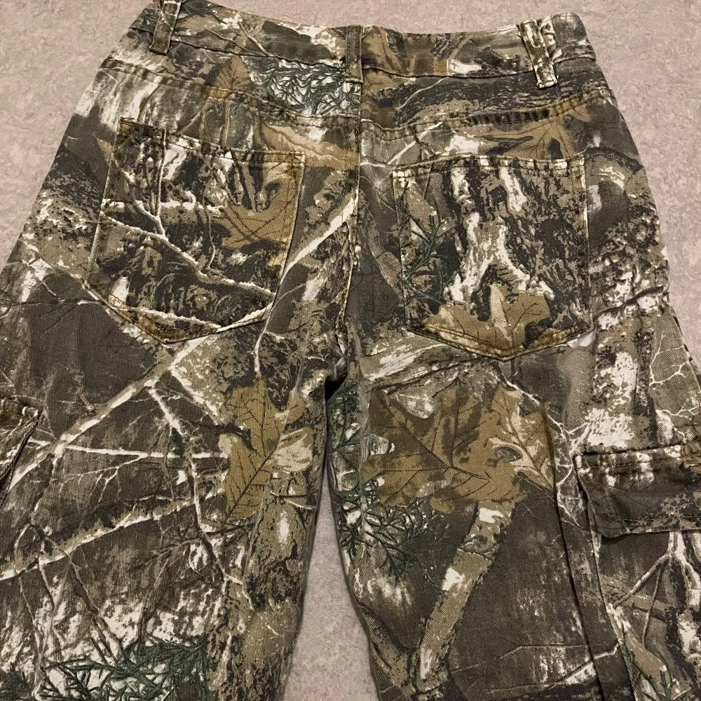 Säljer ett par camouflage cargobyxor. De har flera praktiska fickor Byxorna är i ett slitstarkt material och har en loose passform. 💕. Jeans & Byxor.