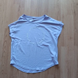 Tränings tröja - En ljus lila tränings tröja i storlek 13-14 år