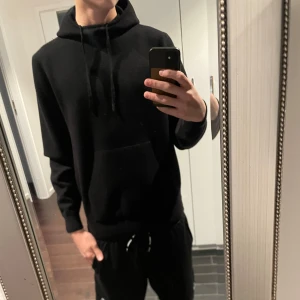 Kashmir hoodie  - Tja säljer nu denna tvär fetta Kashmir blend hoodien ifrån Moda Italia, köpt i Milano (Italien) för ungefär 2 månader sen, ny pris 2999 Skick: 8/10