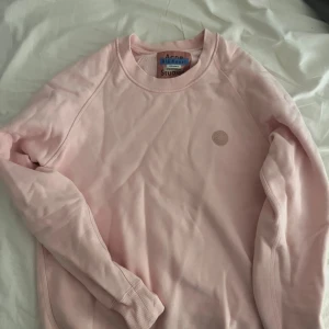 Acne studios tröja  - Helt ny, oanvänd. Blå konst kollektionen. Ordinarie pris 3200kr.