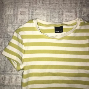 Topp - En söt randig topp från Gina, i strl xs. Frakt tillkommer:)