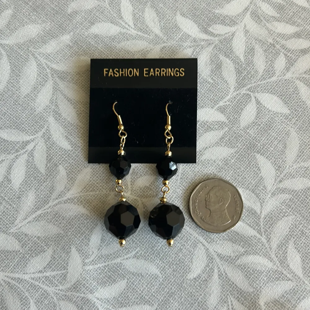 Never worn, new earrings. Comparison to coin in second picture. . Accessoarer.